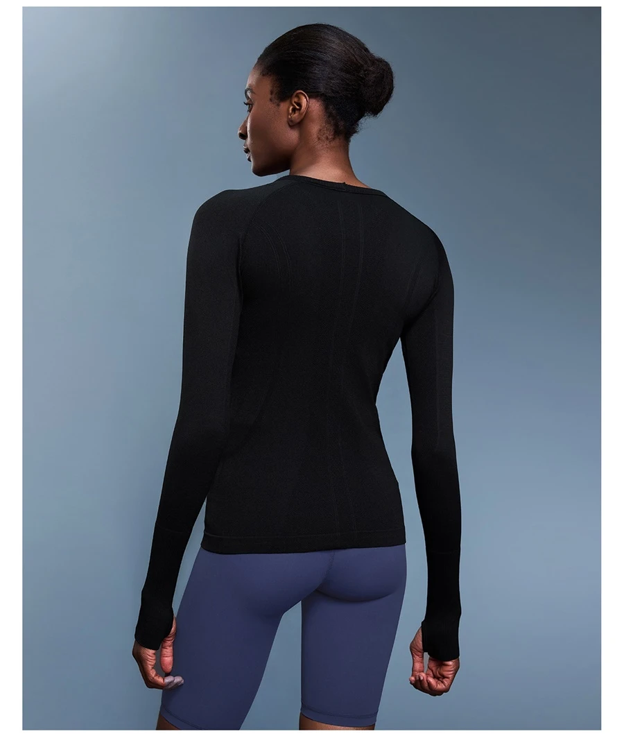 Slim fit seamless activewear top with breathable stretch fabric-black