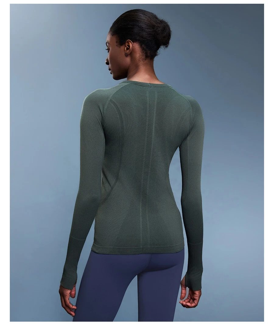 Slim fit seamless activewear top with breathable stretch fabric