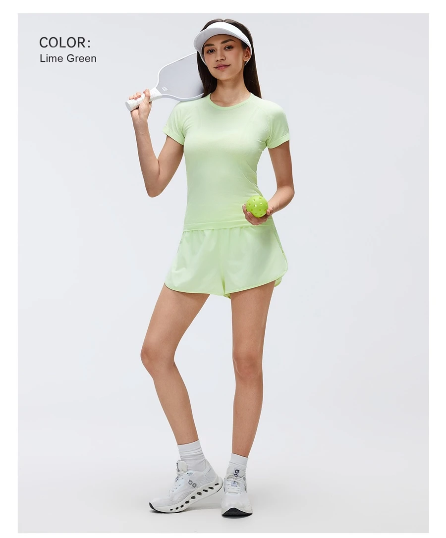 Women's slim fit seamless gym shirt with crew neck and stretch sleeves