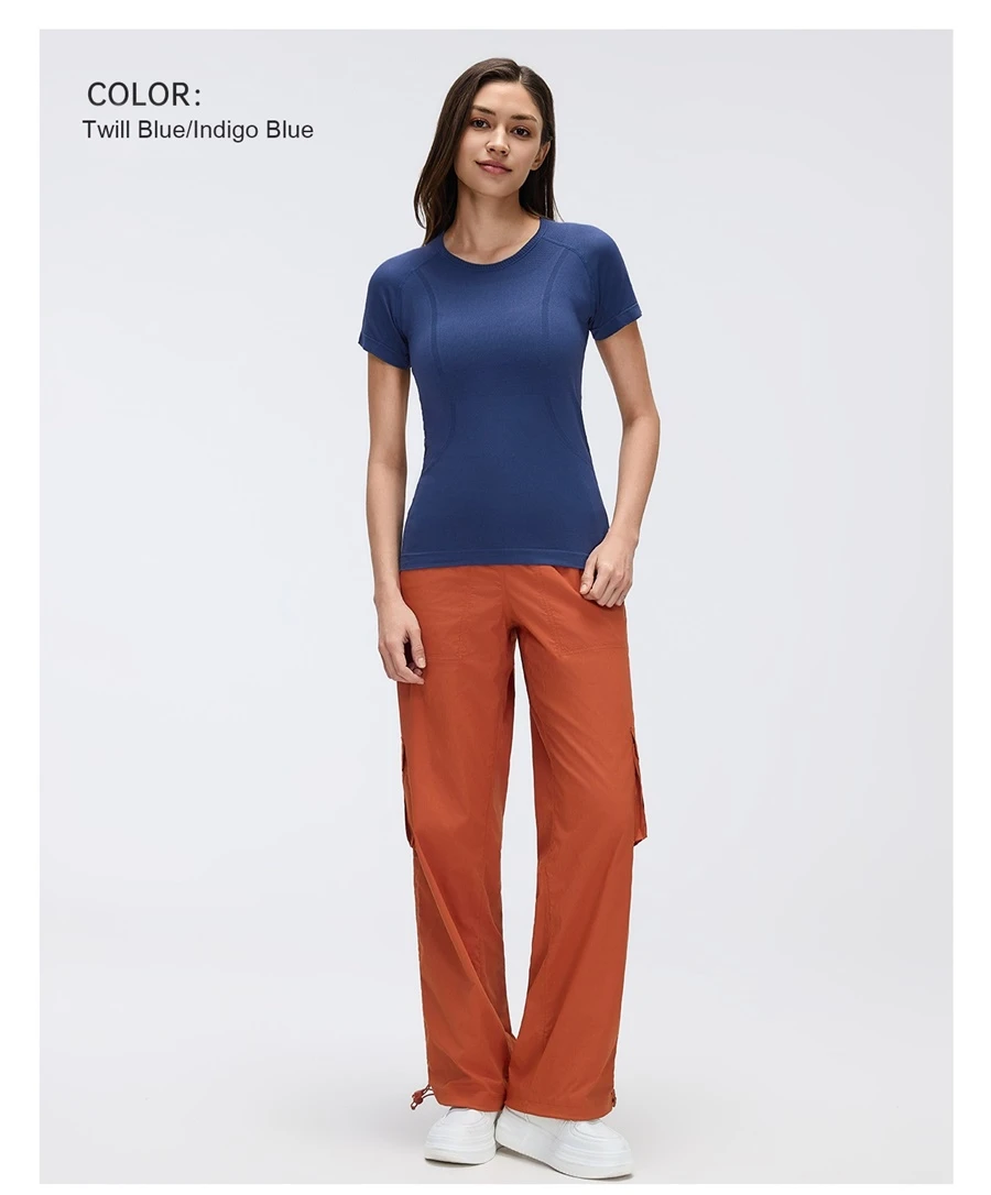 Women's slim fit seamless gym shirt with crew neck and stretch sleeves