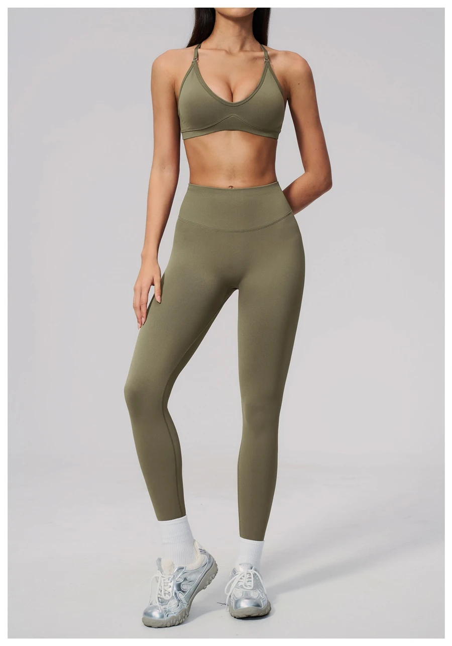 Women's seamless fitness leggings with ribbed glute-enhancing back design-pine green