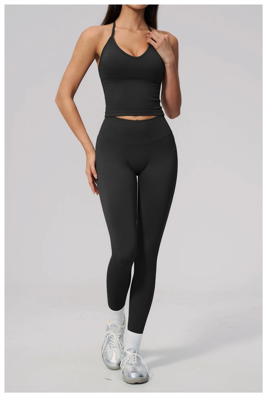 Women's seamless fitness leggings with ribbed glute-enhancing back design-black
