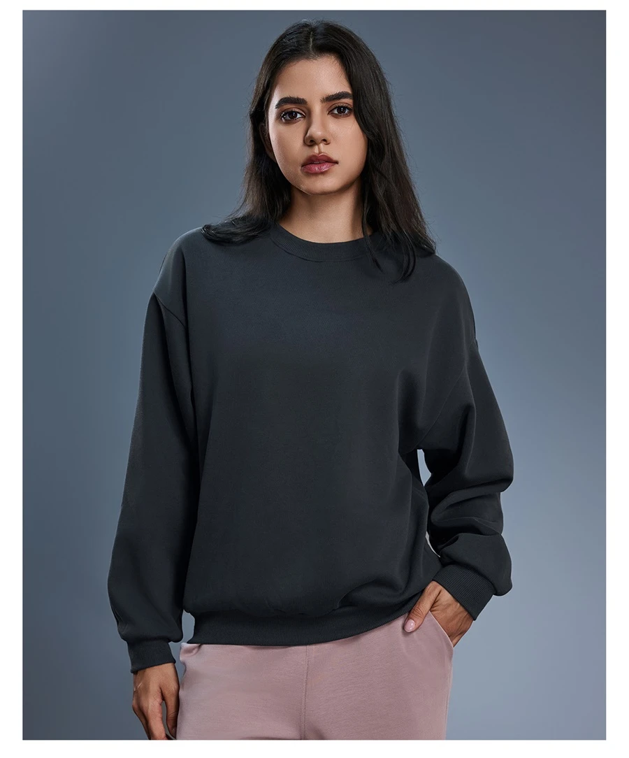 Oversized women's crewneck sweatshirt with ribbed cuffs and hem