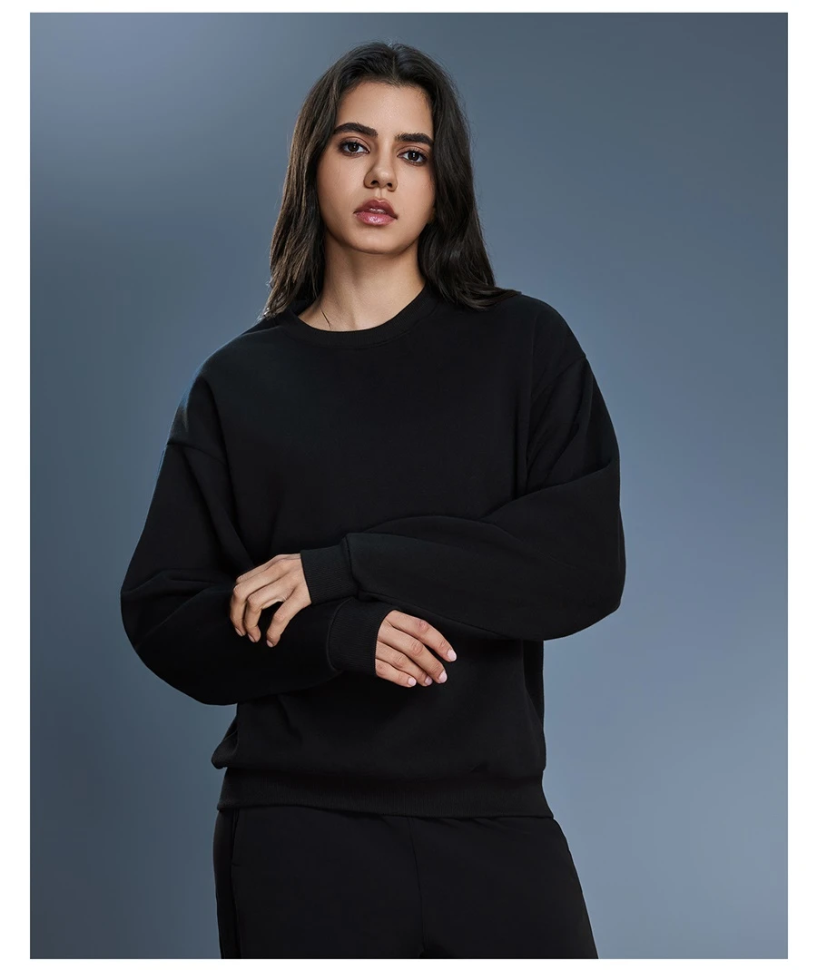 Oversized women's crewneck sweatshirt with ribbed cuffs and hem
