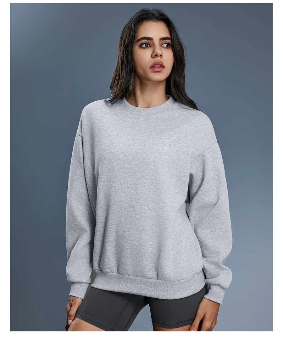 Oversized women's crewneck sweatshirt with ribbed cuffs and hem